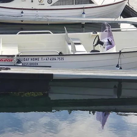 בית נופש Kvernesfjorden *